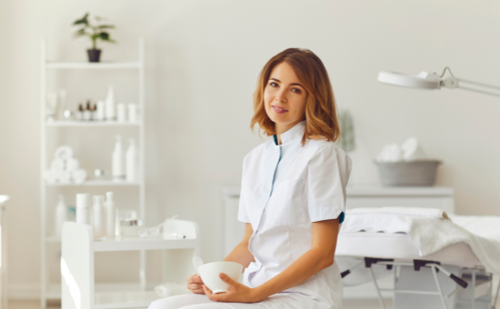 Créer son activité esthétique après une carrière infirmière : les clés d’un lancement réussi
