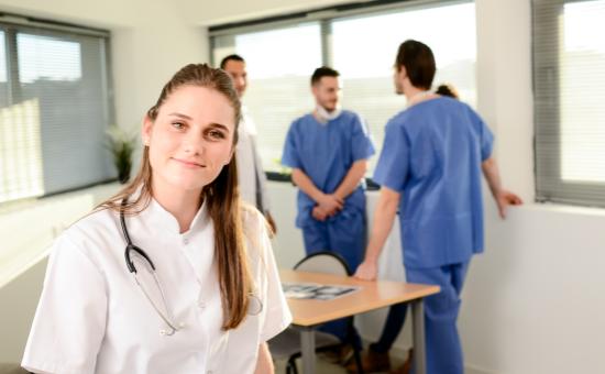 Reconversion infirmière : comment se lancer dans l’esthétique et le bien-être à Bruxelles